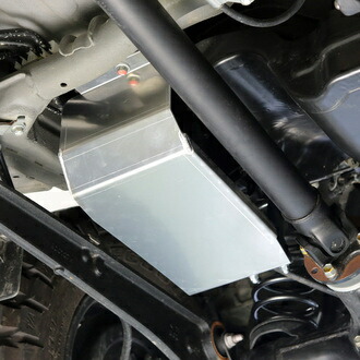 アピオ ジムニー JB64 JB74 キャニスターガード 本体は3.2mm厚 アルミ製 ステーはスチール製（ユニクロームメッキ仕上げ） 3015-27 APIO