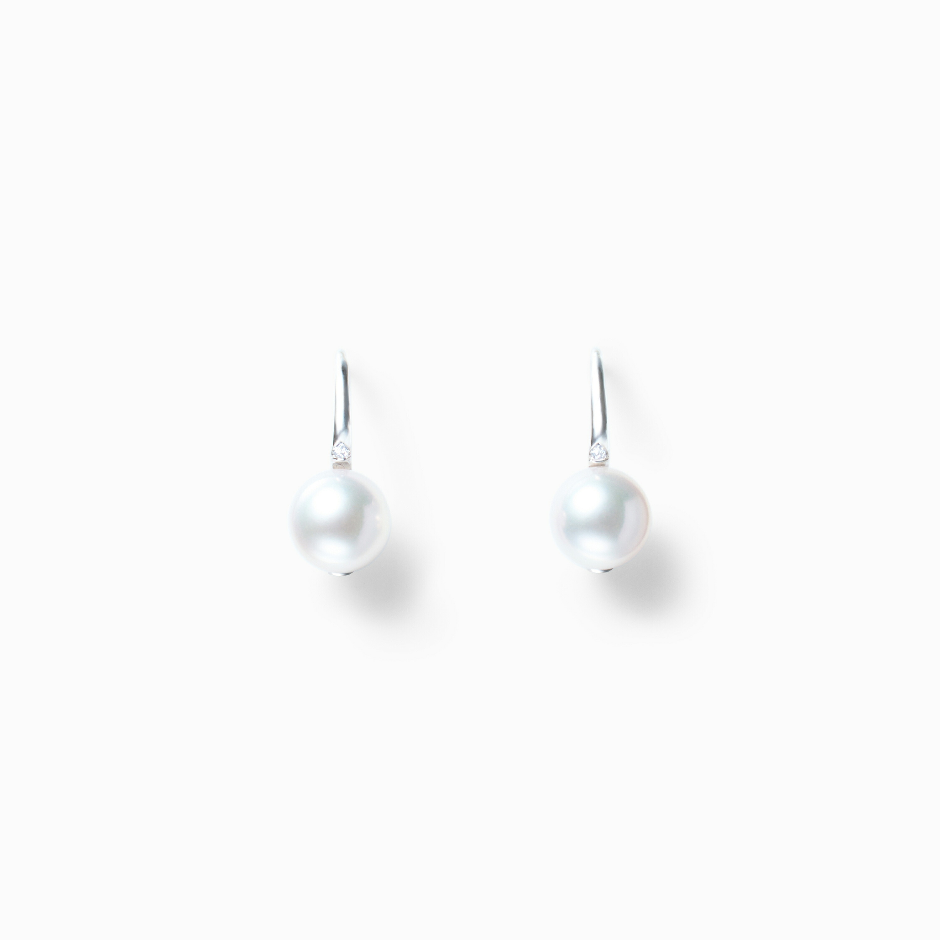 テリ評価90点・K18WG・0.02ct / 越物花珠アコヤ真珠フックピアス 7.5mmUP K18WG製 0.02ct｜GENERAL PEARL 店