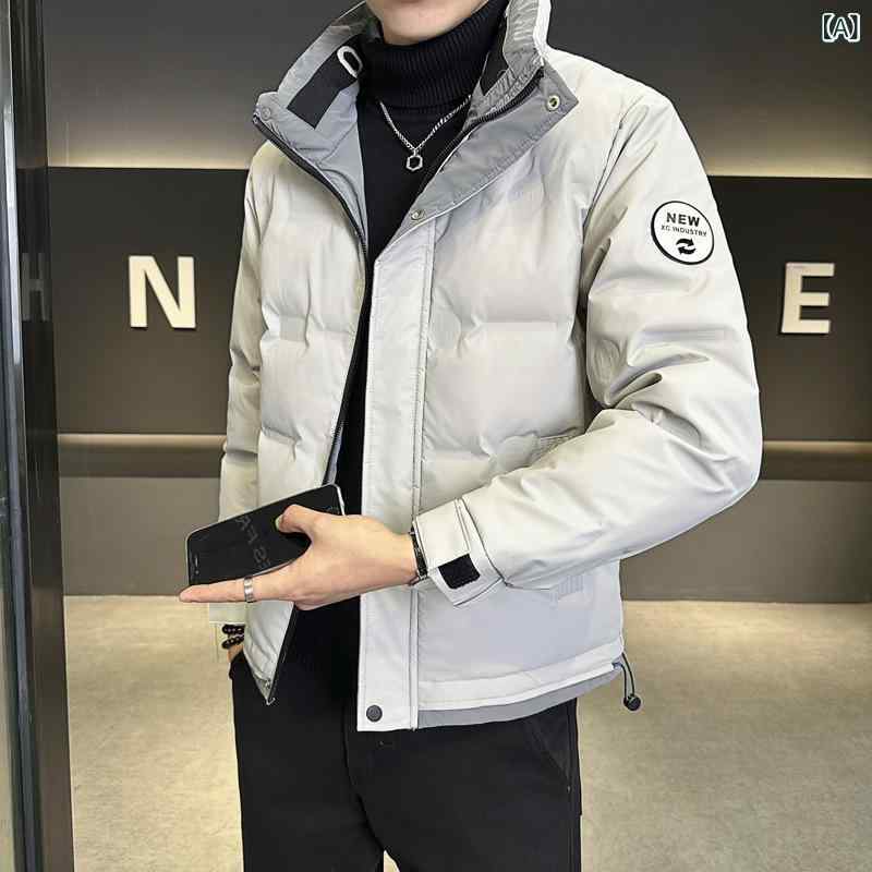 工 装 立 襟 ダウン ジャケットの 男性 モデルは、 ファッション ブランドの ごろつきを 厚く して、 高級 感の ある 男性 服の 冬の 男性 2024の 新しい コートを 持って います|スカイライト