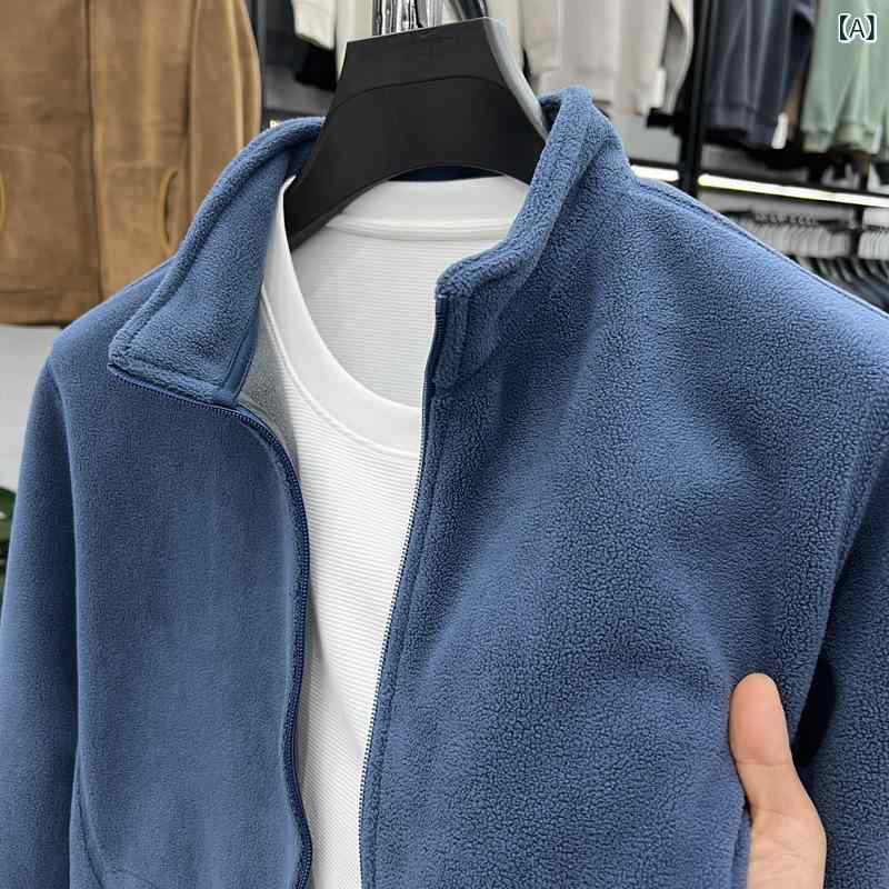 奥 粒の 絨毯の 男性は 襟の ファスナーの カーディガンの コートを 立てます。