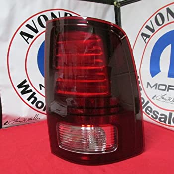 【中古】【輸入品・未使用】Mopar 右リアLEDテールランプ OEM