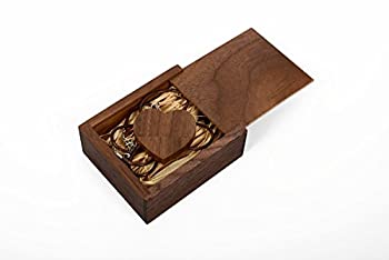 【中古】【輸入品・未使用】Wooden Walnut 8GB Heart Shape USB Flash Drive - Inserted into a Matching Walnut Box with Raffia grass inside. Wooden Walnut Heart Neckl画像