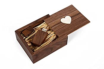 【中古】【輸入品・未使用】Wooden Walnut 8GB USB Flash Drive - Inserted into Inlaid Heart Veneer Walnut Box with Raffia grass inside. Love Heart Veneer Deisgn [並画像