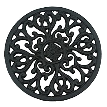 【中古】【輸入品・未使用】Ogrmar 17cm Diameter Decorative Cast Iron Round Trivet with Vintage Pattern for Rustic Kitchen Or Dining Table with Rubber Pegs (17cm%ｶ