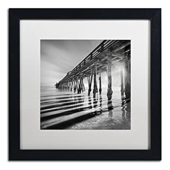 【中古】【輸入品・未使用】トレードマーク ファインアート Pier and Shadows by Moises Levy 作 ホワイトマットとブラックフレームアートワーク 16x16-Inch ALI1119-B1616M