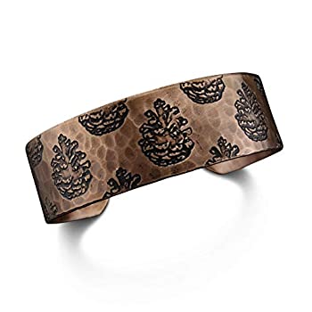 【中古】【輸入品・未使用】ANJU JEWELRY 刻印メタルコレクション 槌目カフブレスレット - 松ぼっくり
