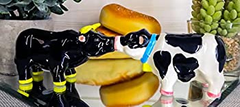 【中古】【輸入品・未使用】Ebros Farm Bovine Cattle Love Affair Kissing Bull And Cow 塩コショウシェイカーセット 楽しいキッチン ダイニング ブル マタドールとホルス