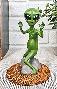 【中古】【輸入品・未使用】Ebros Gotcha! エリア51 奇妙な緑 ET Roswell UFO 降伏像で手を上げたエイリアン 高さ4.5インチ エクストラ 地上波 ハロウィーン コミカル 面白
