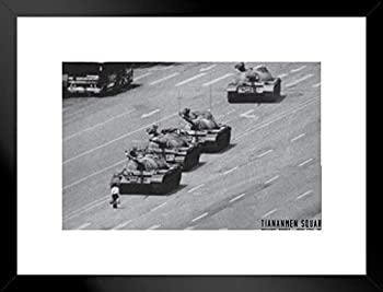【中古】【輸入品・未使用】Pyramid America 天安門スクエア戦車男性または不明な抗議者 1989年6月 中国軍戦車 マットフレーム付きポスター 26x20インチ