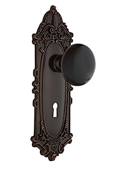 【中古】【輸入品・未使用】Nostalgic Warehouse ビクトリア朝プレート 鍵穴付き ブラック磁器ノブ プライバシー - 2.36インチ タイムレスブロンズ