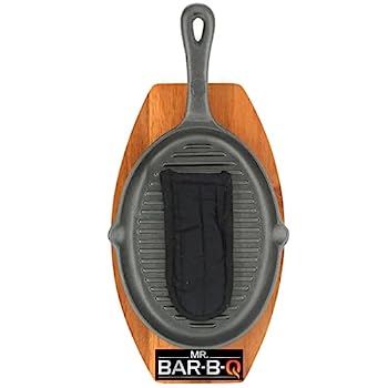 【中古】【輸入品・未使用】Mr. Bar-B-Q 鋳鉄ファジータスキレットセット | 木製のベースと布の持ち手が付いたゆらゆい皿 | 本物のファジータの食事でディナーゲストを感動|スカイマーケットプラス