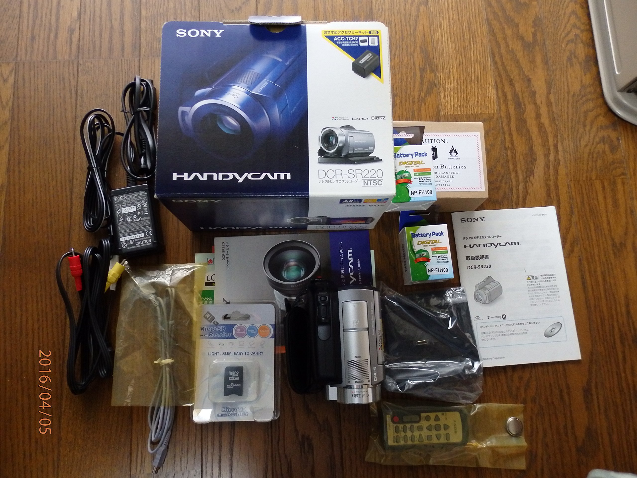 【中古】【非常に良い】SONY デジタルビデオカメラ Handycam (ハンディカム) SR220 ゴールド DCR-SR220 (HDD60GB)