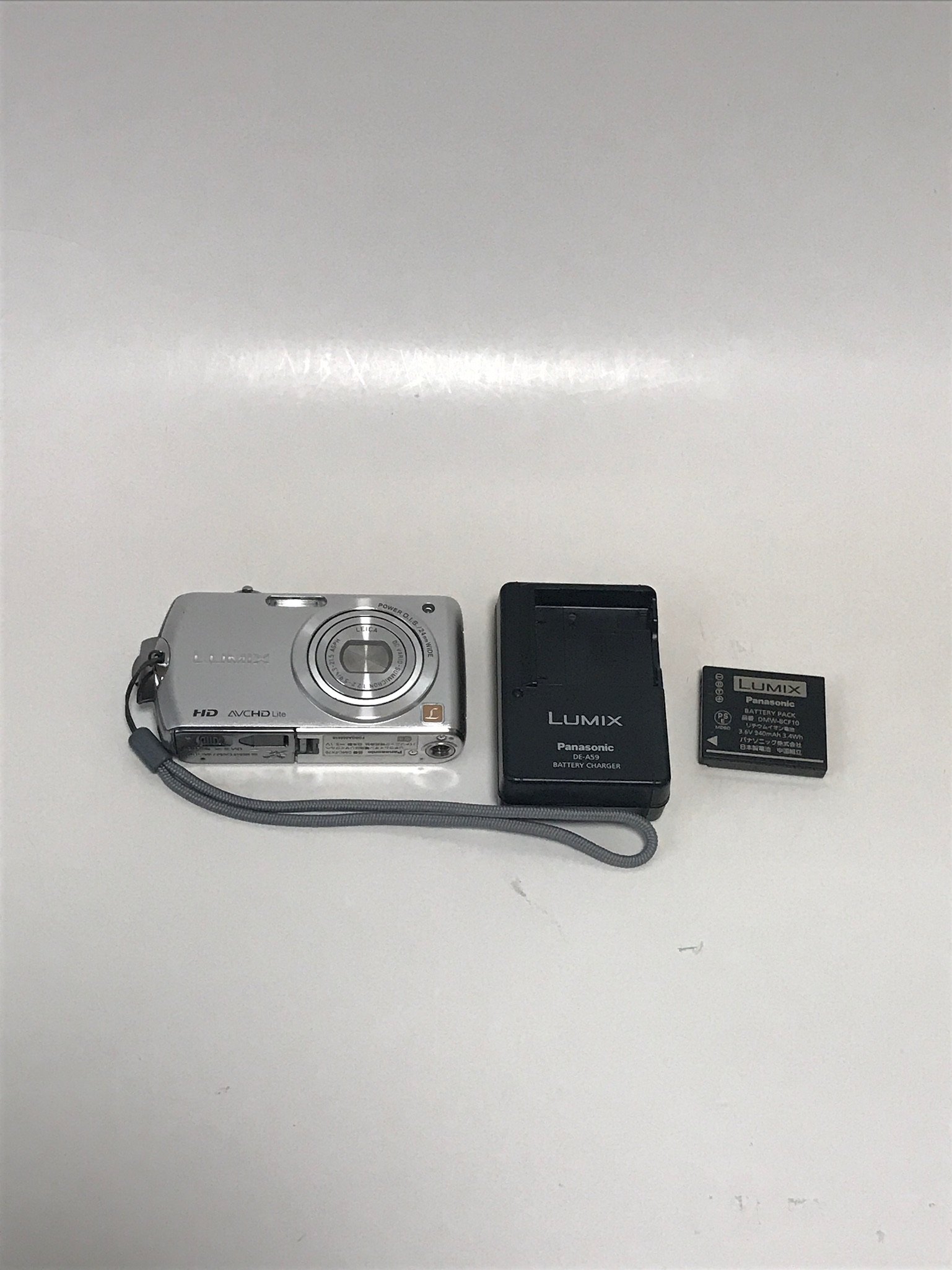 【中古】【人並み外れたに似つかわしい】パナソニック デジタル写真機 LUMIX FX70 プレシャスシルバー DMC-FX70-S