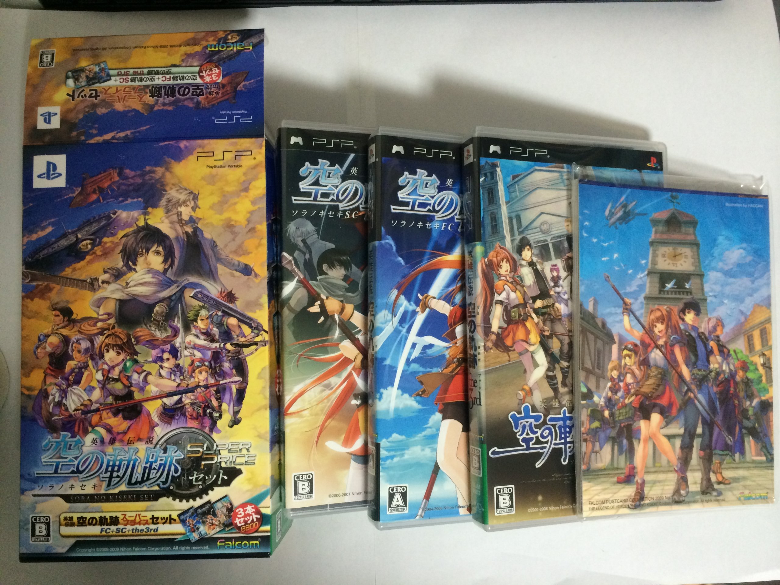 【中古】【非常に良い】英雄伝説 空の軌跡 スーパープライスセット(空の軌跡オリジナルポストカード16枚フルセット同梱) - PSP