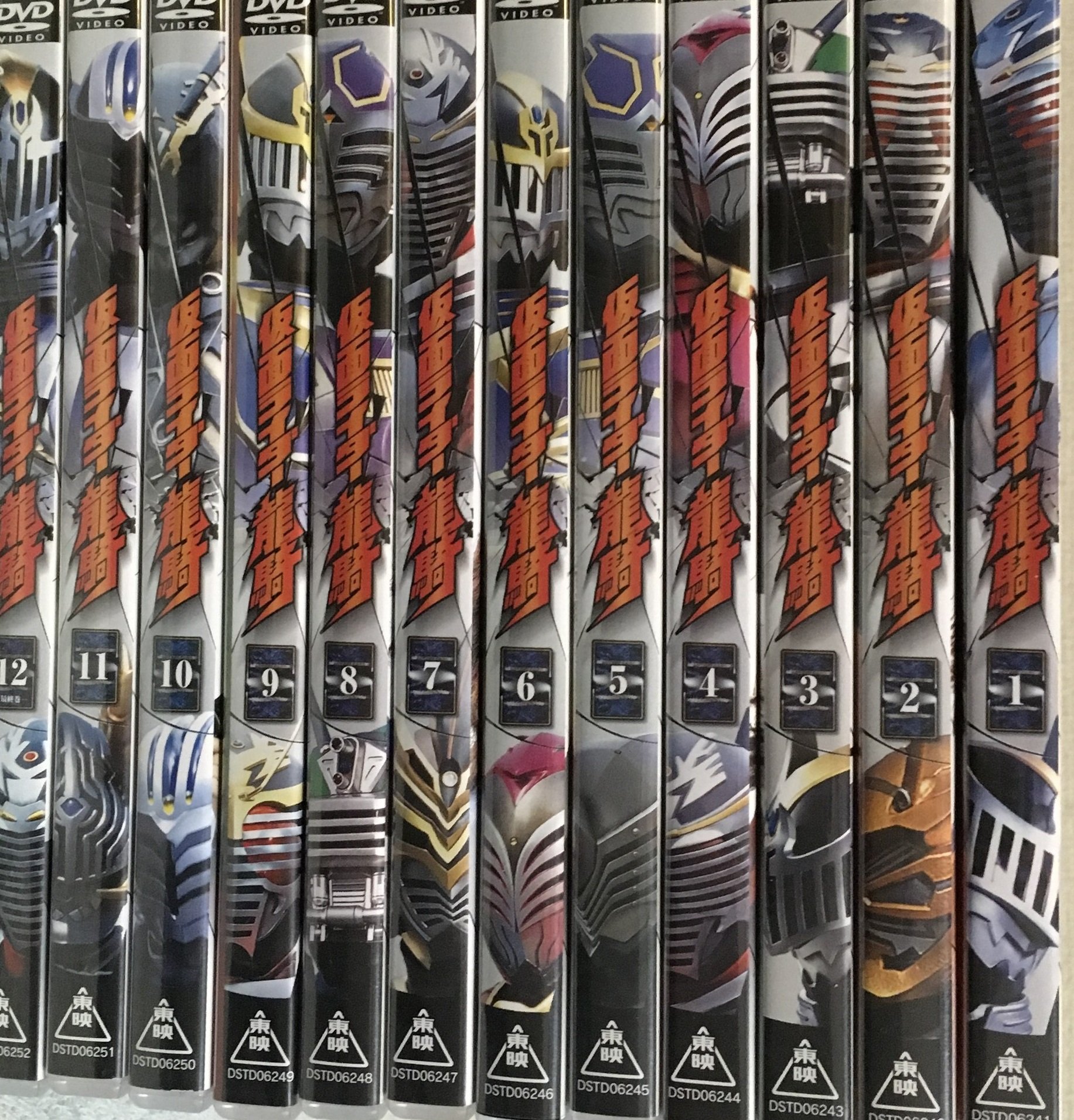 【中古】【非常に良い】仮面ライダー龍騎 全12巻セット [マーケットプレイス DVDセット] 21,787円