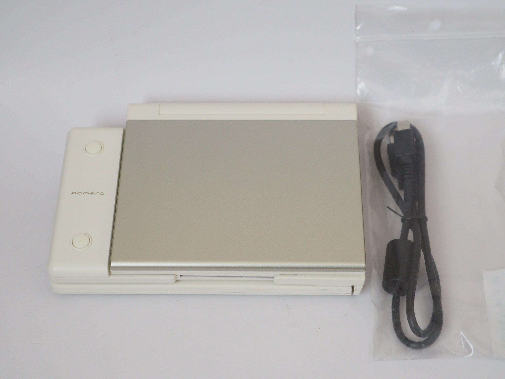 【中古】【人並み外れたに似つかわしい】第一人者体育館 デジタルおぼえ書き ポメラ DM5 スパークリングシルバー
