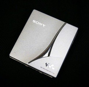【中古】SONY ソニー  MZ-E720（S） しろがね色 ポータブルミニディスクプレーヤー MDLP相応う （携帯型MD電気蓄音機/MD生まれ変わり専用機/MDウォークマン rdzdsi3