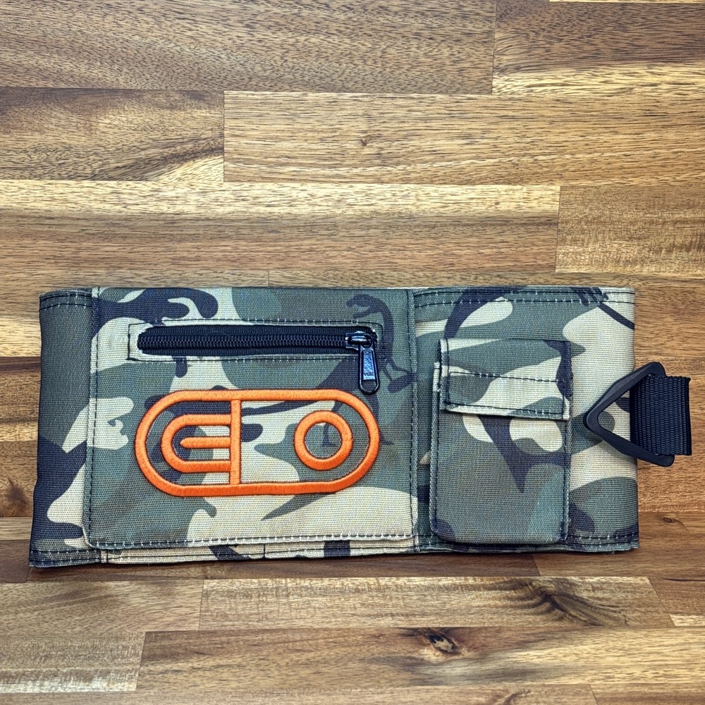 AIRBLASTER エアブラスター Leg Bag OG Dinoflage レッグバッグ 小物収納 バッグ スノーボード パスケース ツール収納 予備レンズ収納｜Slideline店