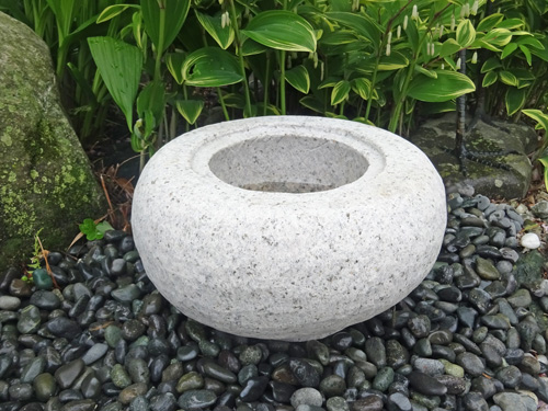 楽天市場 新商品 送料無料 錆石で出来た 水鉢 １尺坪庭などに最適です ガーデニング資材 小さな石屋さん