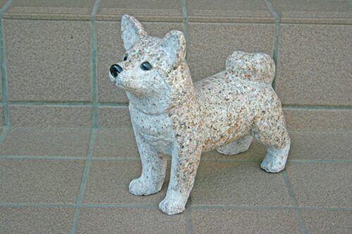 送料無料 犬の石彫刻品です 柴犬 玄関先などのオブジェにいかがでしょうか 犬のオーナメント 犬置物 Relentlessvb Com