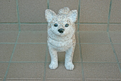 送料無料 犬の石彫刻品です 柴犬 玄関先などのオブジェにいかがでしょうか 犬のオーナメント 犬置物 Relentlessvb Com