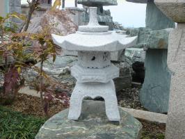 雪見灯篭(1尺・角型)日本庭園の定番商品!!こちらのサイズは坪庭や玄関まわりなどにピッタリです♪