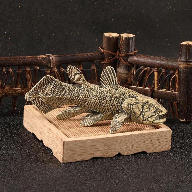 デスクトップの魚の置物動物コレクションの置物真鍮の魚の像富の幸運の装飾品ユニークなオフィスのデスクトップのホームデコレーションに最適