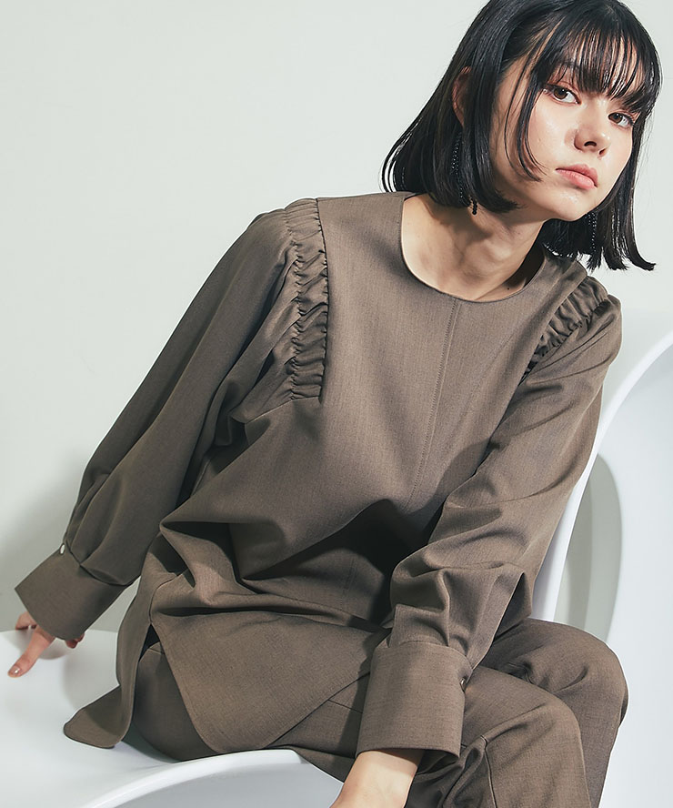 肩ギャザーブラウス＆テーパードパンツ２点セットアップ セレモニースーツ ジャケット スーツセット セット オフィス フォーマル ママ スーツ フォーマル スーツ パンツスーツ 入学式 卒業式 お呼ばれ きれいめ レディース so1-217103 SMILE ORCHID｜SMILE ORCHID