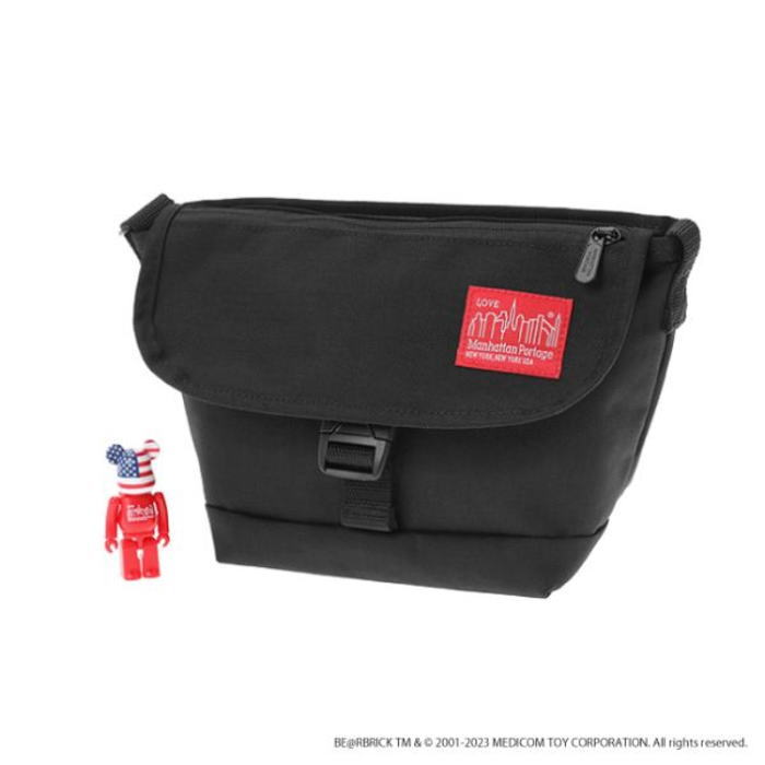 マンハッタンポーテージ Manhattan Portage ナイロン メッセンジャー バッグ フラップ ジッパー ポケット ベアブリック 2023 Nylon Messenger Bag Flap Zipper Pocket w/ BE@RBRICK 2023 ブラック 1603-FZP-BE@RBRICK-23 BLK 【GHFG】