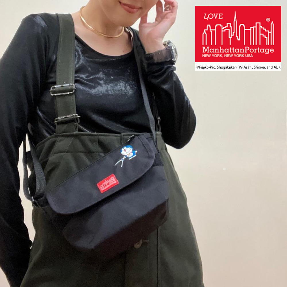 マンハッタンポーテージ Manhattan Portage ナイロン メッセンジャー バッグ (XXXS) フラップ ジッパー ポケット ドラえもん 24 Nylon Messenger Bag (XXXS) Flap Zipper Pocket Doraemon 24 ブラック 1602-FZP-DORA-24 BLK【GHFG】