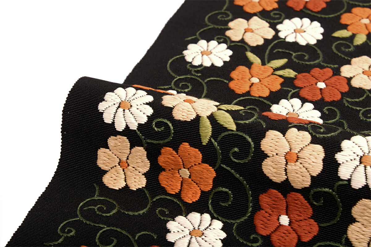 公式】 半襟 刺繍 振袖 成人式 半衿 卒業式 袴用 黒 ブラック 橙色 小花づくし 花唐草 手刺繍 刺繍工房 正絹 フォーマル向け 和装小物 女性用  レディース fucoa.cl