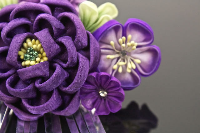 半額品 成人式 髪飾り 成人式の髪飾り 紫 パープル 牡丹 花 びら飾り 縮緬 ちりめん 和柄 レトロ 古典 コーム 日本製 髪留め 振袖向け 卒業式 袴 速達メール便送料無料 Carlavista Com