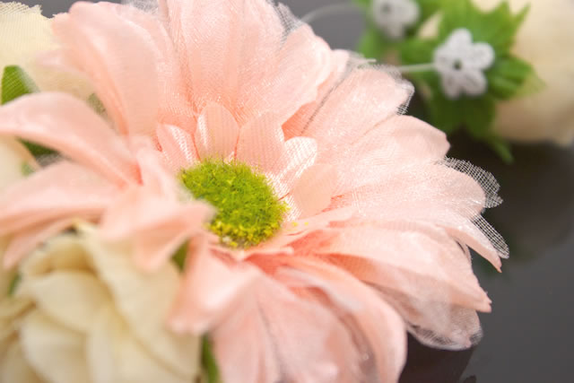 楽天市場 髪飾り コサージュ 花 ガーベラ 薔薇 サーモンピンク ブラ 小さめ 帯飾り 夏 ゆかた 髪留め 髪かざり ヘアアクセサリー あす楽対応 きもの館 創美苑
