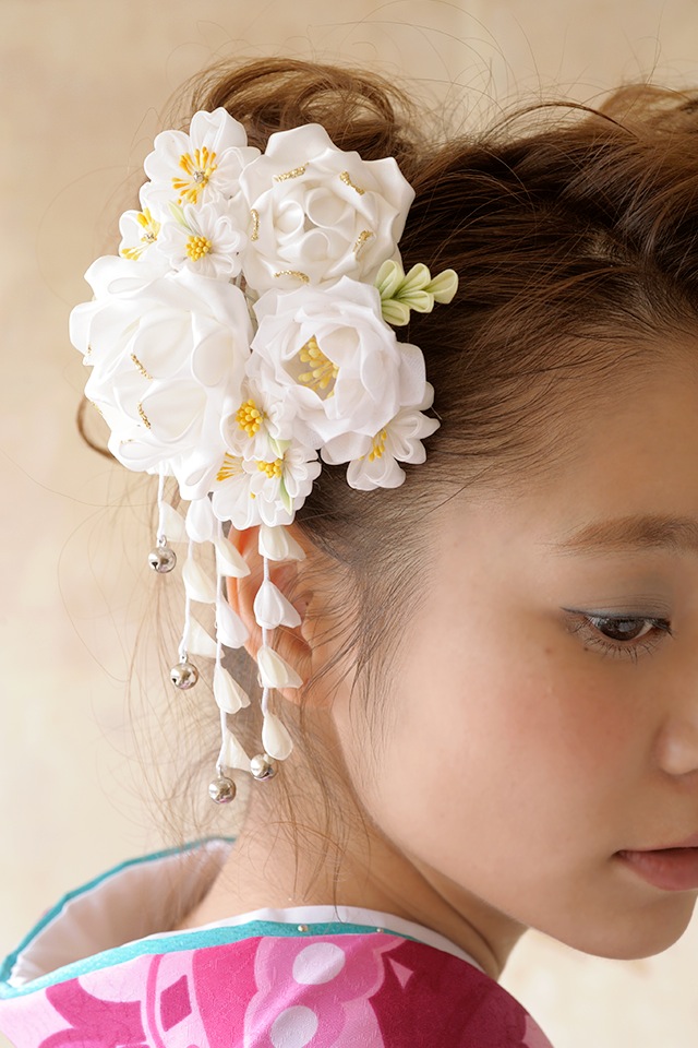 髪飾り 成人式など晴れの日にオススメ 舞妓さんスタイル 可愛らしいつまみ細工の髪飾りかんざし 白 薔薇 振袖 つまみ細工 成人式 成人式 薔薇 白 髪留め 桜 6 13 16 全品対象10 Off 和装小物 振袖 ブラ ヘアアクセサリー 藤下がり 和装 コーム 髪留め あす 髪飾り 成人式など晴れの日にオススメ 舞妓さんスタイル 可愛らしいつまみ細工の髪飾りかんざし 白 薔薇 振袖 つまみ細工 成人式 成人式 薔薇 白 髪留め 桜 6 13 16 全品対象10 Off 和装小物 振袖 ブラ ヘアアクセサリー 藤下がり 和装 コーム 髪留め あす