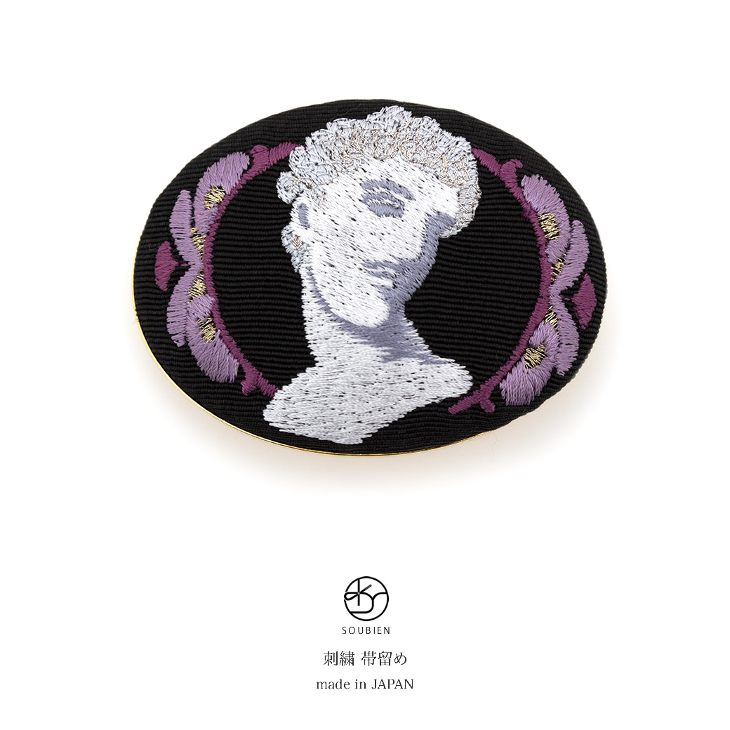 【20％OFF】帯留め 黒 ブラック 銀 紫 西洋像 刺繍 小判型 オーバル型 帯どめ おびどめ 振袖 盛装 成人式 結婚式 フォーマル カジュアル 日本製【18周年記念クーポン配布中】