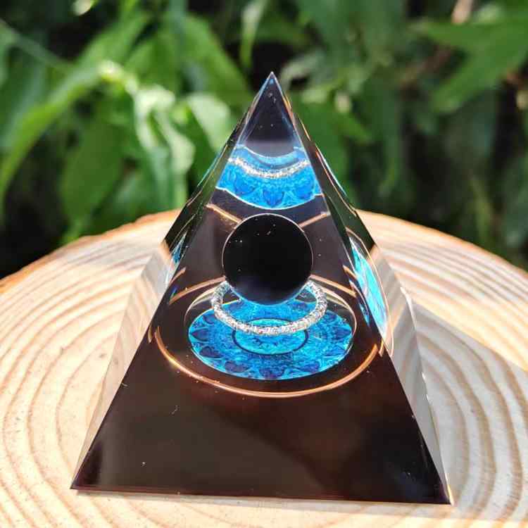 置物 クリスタルボール ピラミッド クリスタルチップス レジン 樹脂製 インテリア 卓上 ハンドメイド 癒し オブジェ 開運 ギフト プレゼント シンプル モダン 飾り