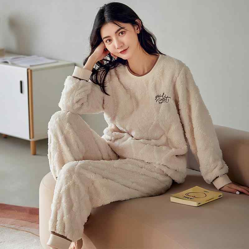 パジャマ レディース 女性用 ルームウェア 寝間着 サンゴマイヤー フランネル ポリエステル 長袖 長ズボン クルーネック 丸首 裏起毛 厚手 あったか 保温 秋冬 冬用 部屋着 おうち時間 快適