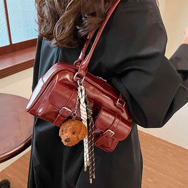 ショルダーバッグ レディース レトロ おしゃれ 高級感 ハンドバッグ 秋冬 犬チャーム付き ファスナー開閉 PUレザー 柔らかい 横型 スクエア ミニ スマホ収納 レッド ブラウン ブラック デイリーユース