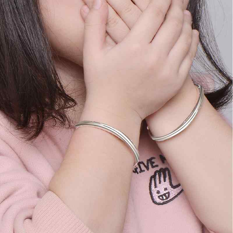 腕輪 キッズ 小わっぱ用 999足銀 純銀製 横すべり式 合わせる能力のある バングル 光輝 飾り気の無い 小学生 小中学生向け 安全性のある 安全性のある 肌にもの柔らか 雅びやか しろがね色添え物 生まれ落ちる日 差し上げ物 差し上げ物 普段使い