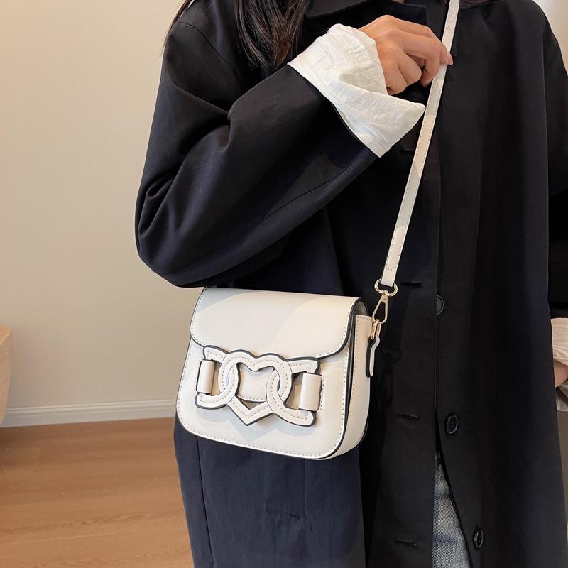 バッグ レディース 個性的 ハート デザイン 小さめ サドルショルダーバッグ 斜め掛け 肩掛け 森ガール風 ナチュラル かわいい PUレザー 切り替え マグネット開閉 ソフト 普段使い お出かけ ブラック オフホワイト イエロー ピンク 4,051円