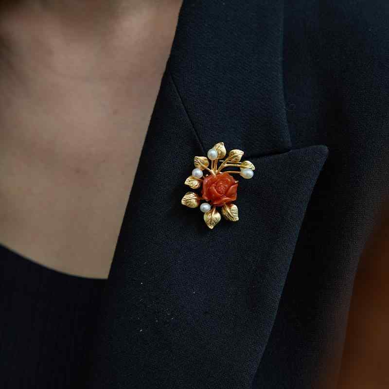 ブローチ レディース 女性用 南紅瑪瑙 925シルバー 金メッキ 中国風 チャイナ風 手作り フラワーモチーフ 華やか 高級感 エレガント 上品 軽やか