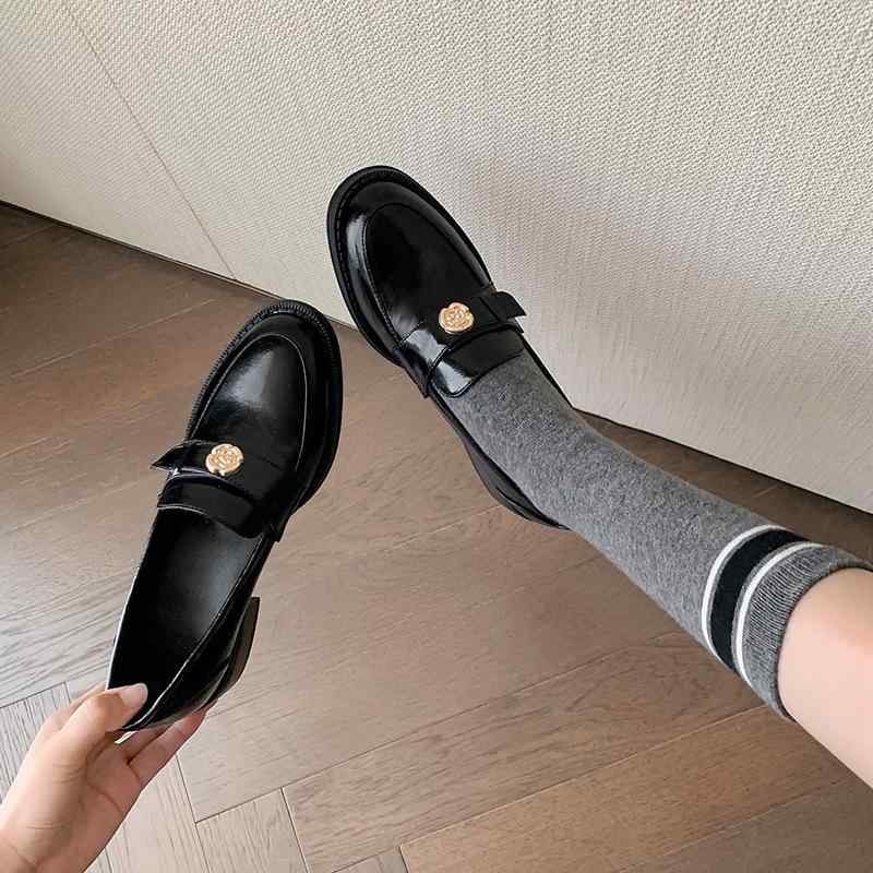 置き目毛革 レディース 甘辛表現スタイル チャンキーヒール 真っただ中踵 ブリティッシュ 古典的 金属元素花楽想 ラウンドトゥ スリッポン 牛皮 なめし革 黒いこと 普段使い走り デイリー青少年 天然ゴム底 靴-ローファー