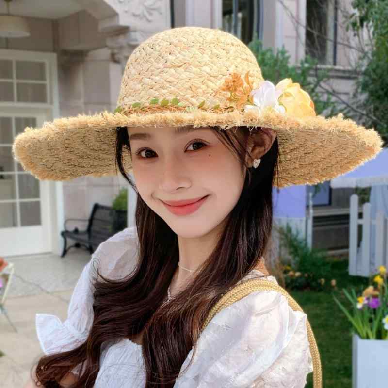 麦わら帽子 レディース ラフィア草 ラウンドトップ つば広 花柄 フラワーモチーフ オレンジ ピンク 日よけ UVカット ビーチ リゾート 旅行 レジャー 春夏秋 ナチュラル フェミニン 大人かわいい