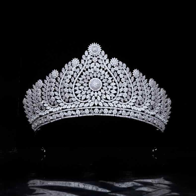 ティアラ レディース 結婚式 ジルコニア クラウン ヘッドドレス ウェディング アクセサリー 欧米風 高級感 電気メッキ加工 白水晶 ホワイトゴールド おしゃれ
