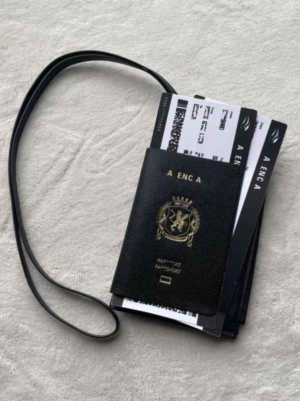 旅行免状容れもの メンズ レディース 御前上等感  3つ折り金入れ 歌留多容れもの 飛行券保持者 うつり変わり 無地 黒 雨合羽 通気性 牛皮裏地 普段使い走り オール時期 ユニ一発やる