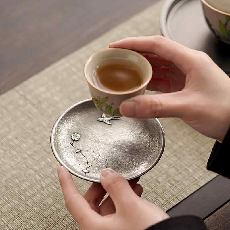茶托 純錫製 和風 レトロ調 アンティーク ヴィンテージ工業 古錫風 断熱 上滑り打ちきり コースター 茶器 茶具 お客さん用 高品質 重厚感 蘭の花柄 壺承