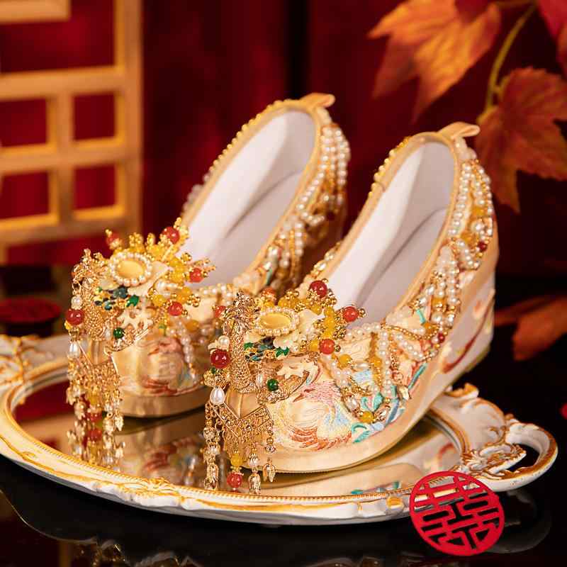 パンプス レディース 厚底 御芽出度シューズ 御芽出度 刺しゅう 房飾りつけ スピード競技引きあげる タッセル 一方ならずない 歩き分かりやすい 履き分かりやすい ゴールド 晴れ晴れしい 瀬戸ものお召しもの 漢服 和装 和風