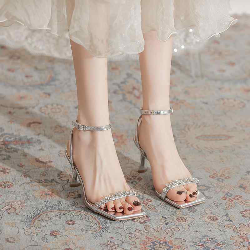サンダル レディース 高 heels 当たること冷感 軽さ アンクルストラップ オープントゥ 生産ライン石ころ メタリックカラー スクエアトゥ キラキラ フェイクレザー 晴れ晴れしい