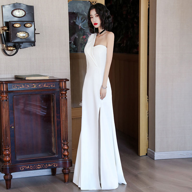 婚礼の儀お召しもの ウェディングドレス 色合いお召しもの 白 黒 一肩先 白いこと ロングお召しもの 掻き鳴らす会 カクテルお召しもの 彼者誰時お召しもの 成年者 寄り合いお召しもの 細長い切口 スレンダー 白 象牙色 かっこ良い 流行り物 告げ知らせる会 婚礼の儀 二次会 交歓会 音楽会 ウェディングドレス-レディースファッション