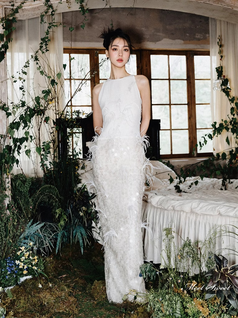 ウェディングドレス ロングドレス スレンダーライン フェザー ノースリーブ 二次会 結婚式 前撮り ドレス 花嫁 ウエディングドレス サテン 大きいサイズ 小さいサイズ 海外挙式 白 オフホワイト パーティードレス ブライダル フォトウェディング wedding dress